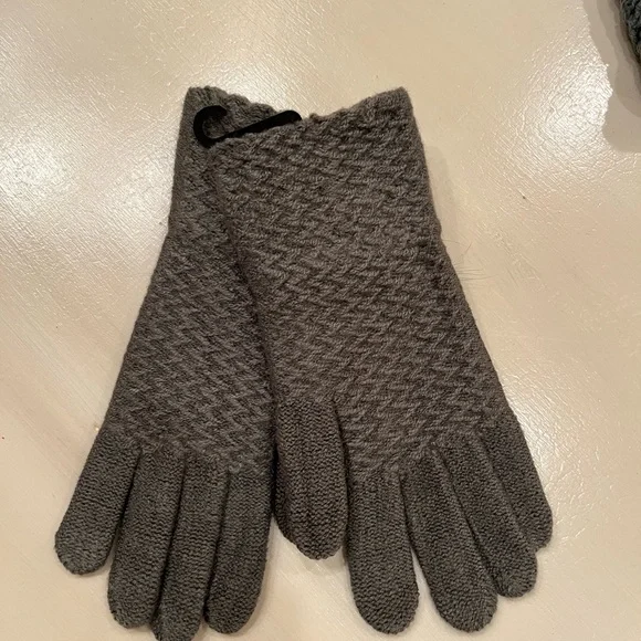 UGG Winter Grey sweater weather pom pom hat & infinity scarf set - Picture 4 of 8